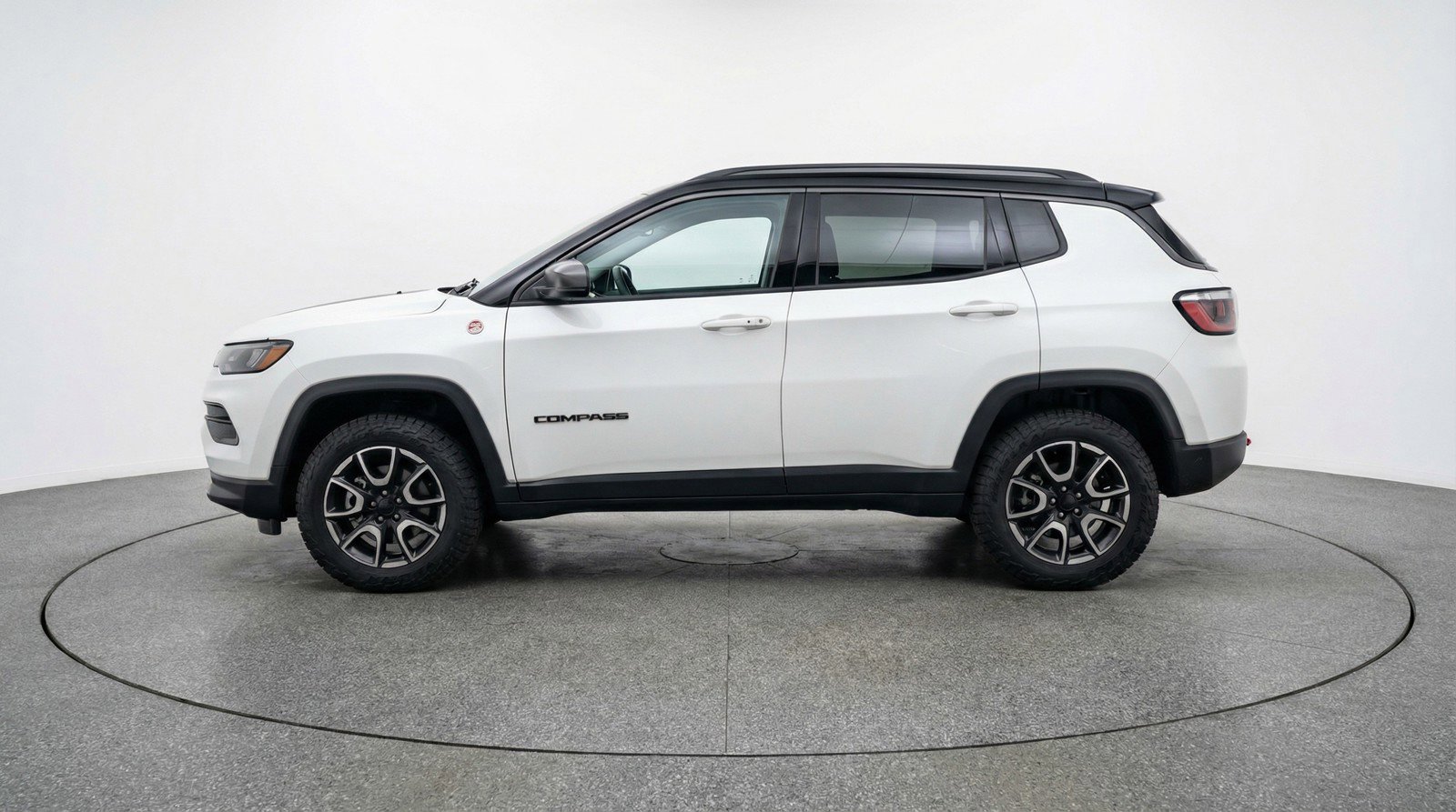Used 2025 Jeep Compass Trailhawk image 5