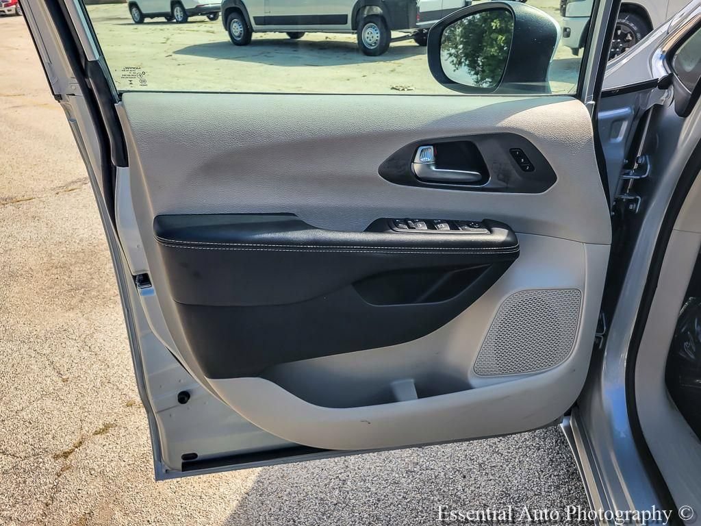 Certified 2023 Chrysler Pacifica Touring-L FWD image 25