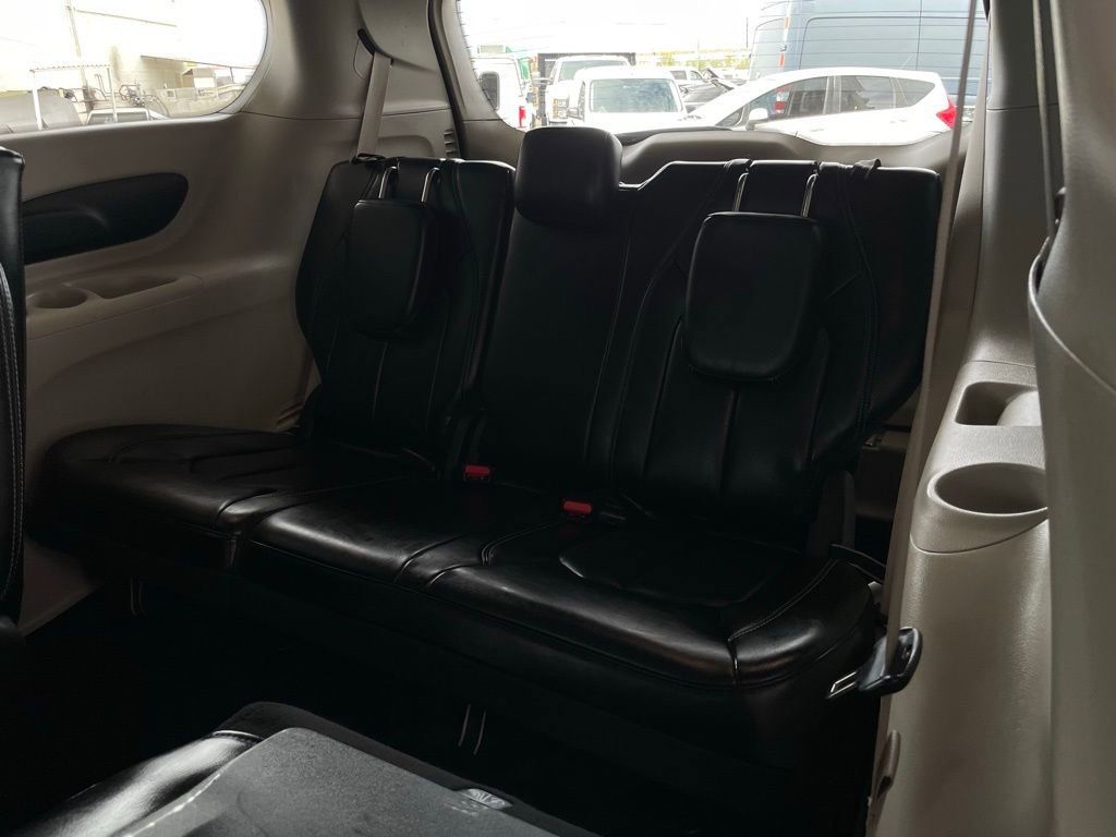 Used 2023 Chrysler Pacifica Touring-L image 16