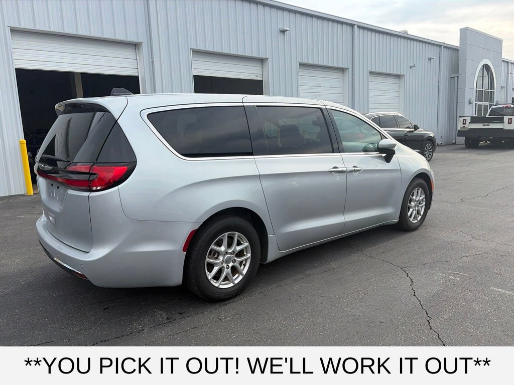 Used 2023 Chrysler Pacifica Touring-L FWD image 6