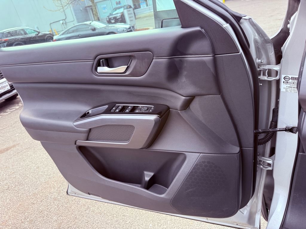 Used 2023 Nissan Pathfinder SL image 25