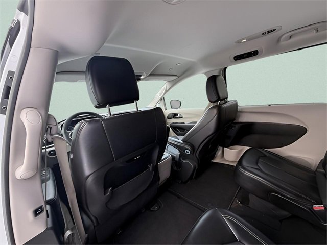 Used 2024 Chrysler Pacifica Touring-L image 23