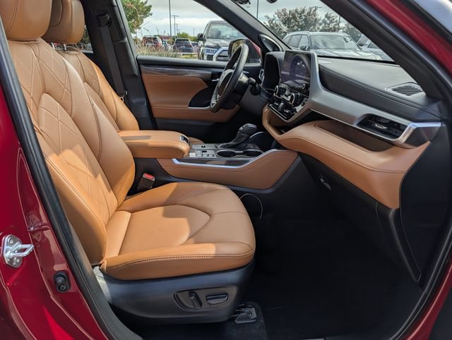 Certified 2024 Toyota Highlander Platinum AWD/4WD image 34