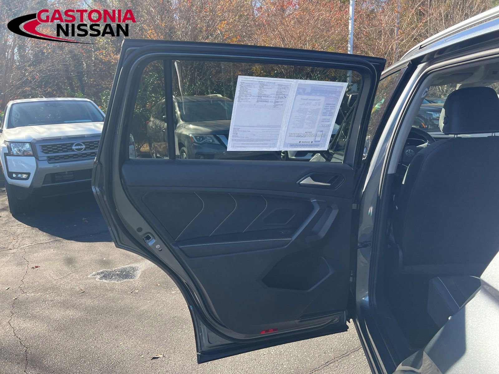 Used 2023 Volkswagen Tiguan SE image 33