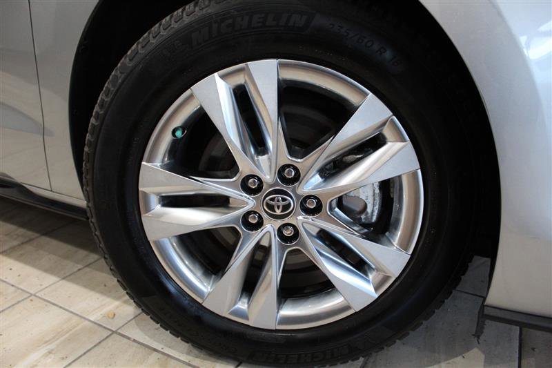 Used 2022 Toyota Sienna Limited FWD image 14