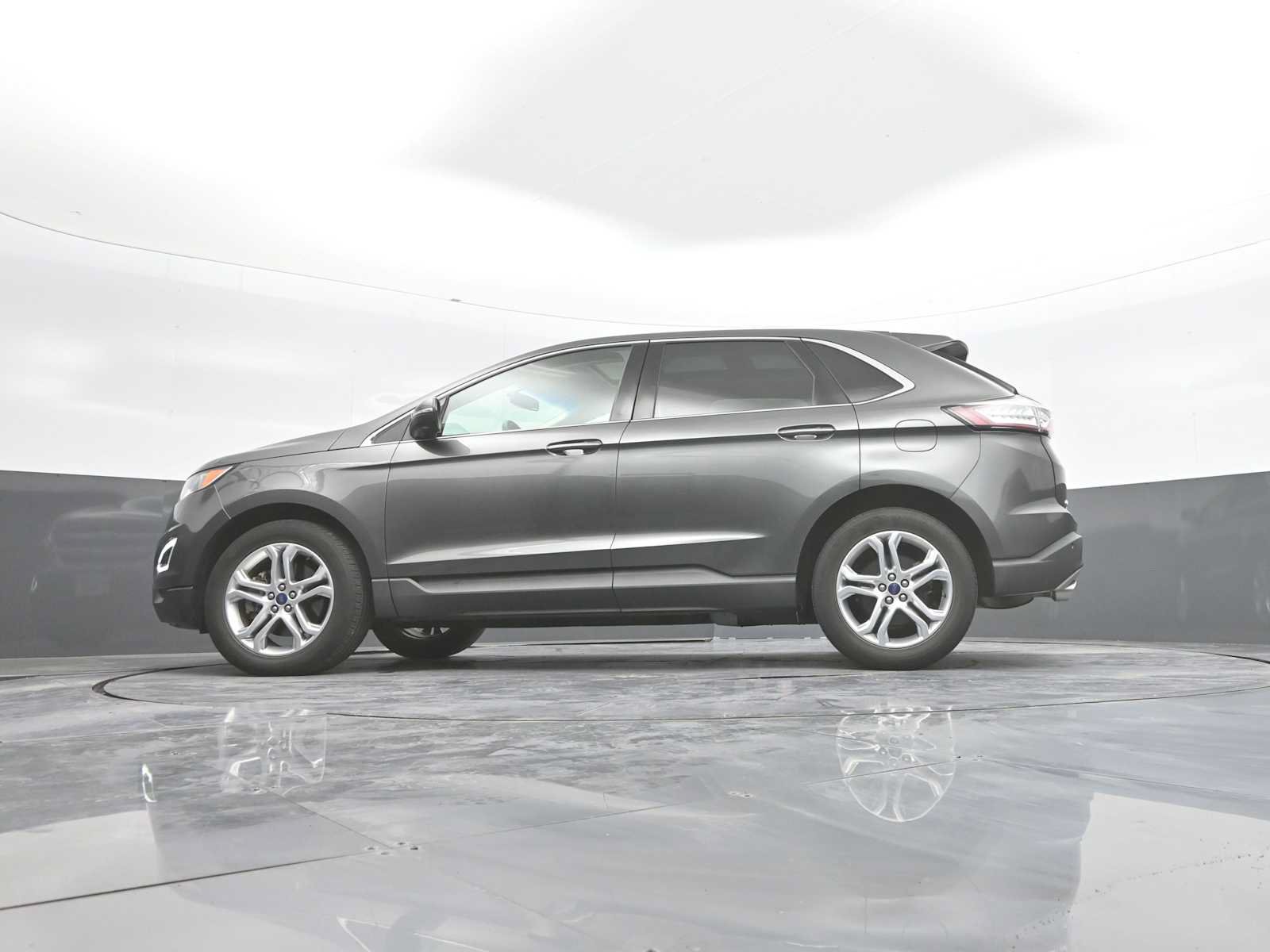 Used 2018 Ford Edge Titanium w/ Equipment Group 301A AWD/4WD image 45