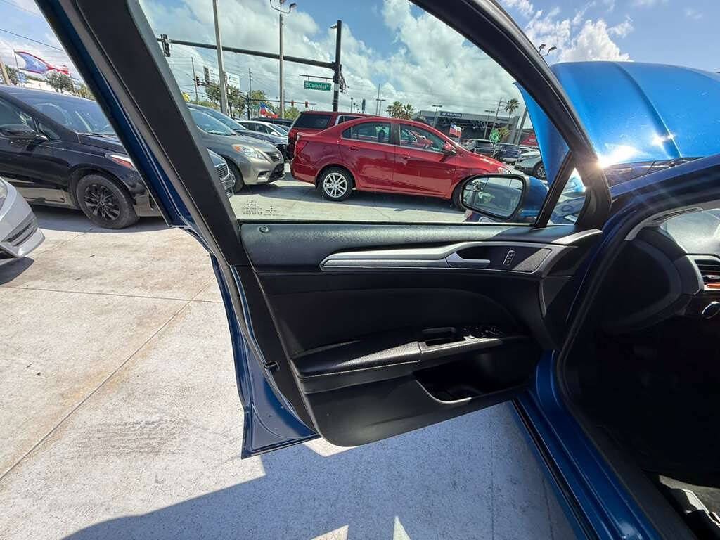 Used 2018 Ford Fusion SE w/ Fusion SE Technology Package FWD image 8