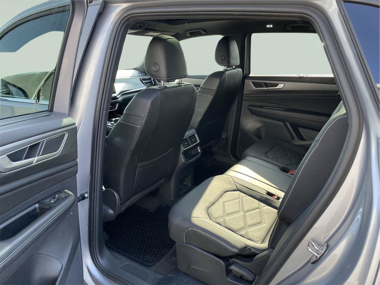 Used 2024 Volkswagen Atlas Cross Sport SE AWD/4WD image 15