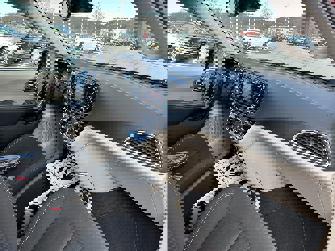 Used 2023 Chrysler Voyager LX image 14