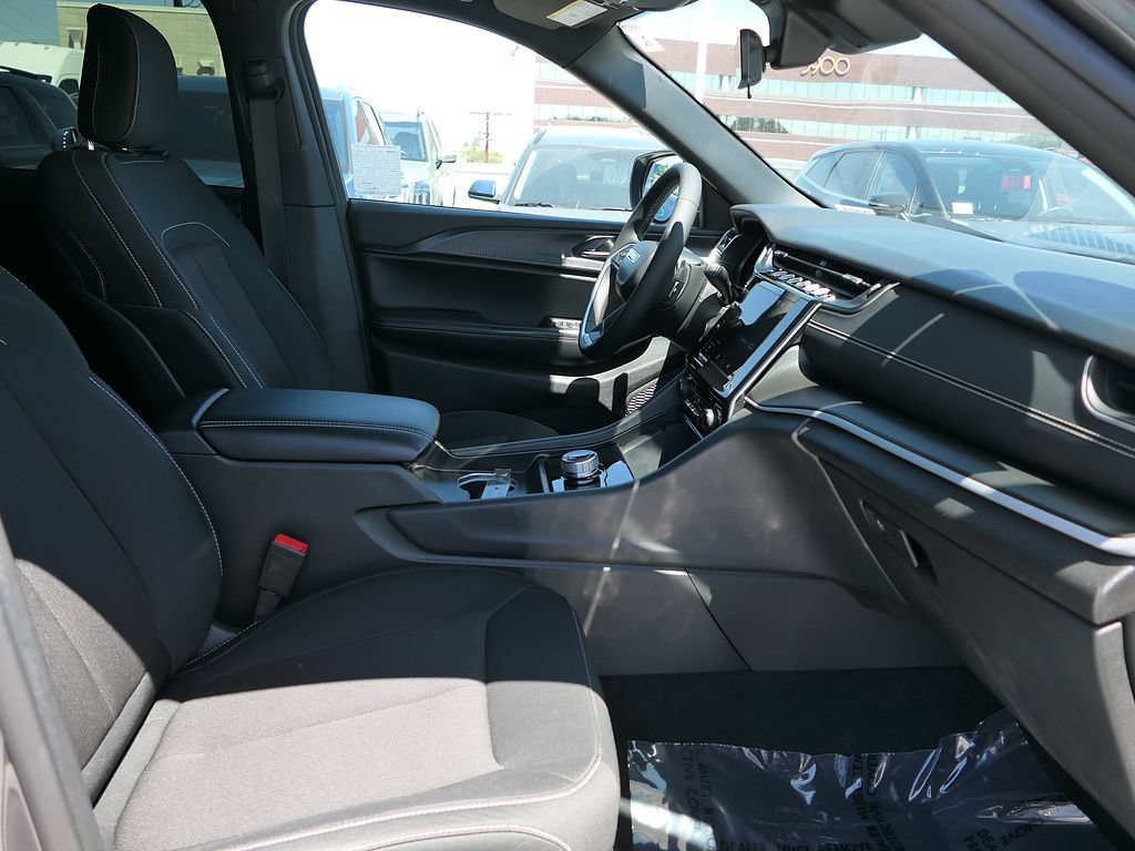 Used 2025 Jeep Grand Cherokee Laredo RWD image 26