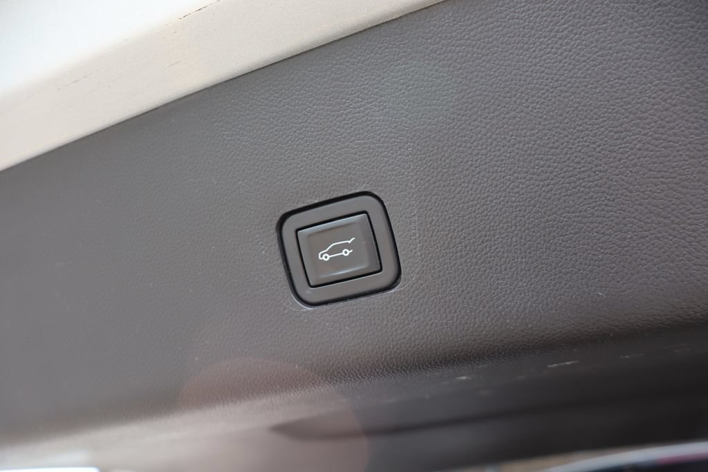Used 2021 Chevrolet Traverse LT FWD image 36