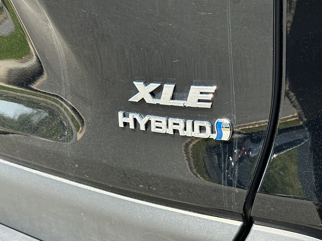 Used 2022 Toyota RAV4 XLE Premium image 5