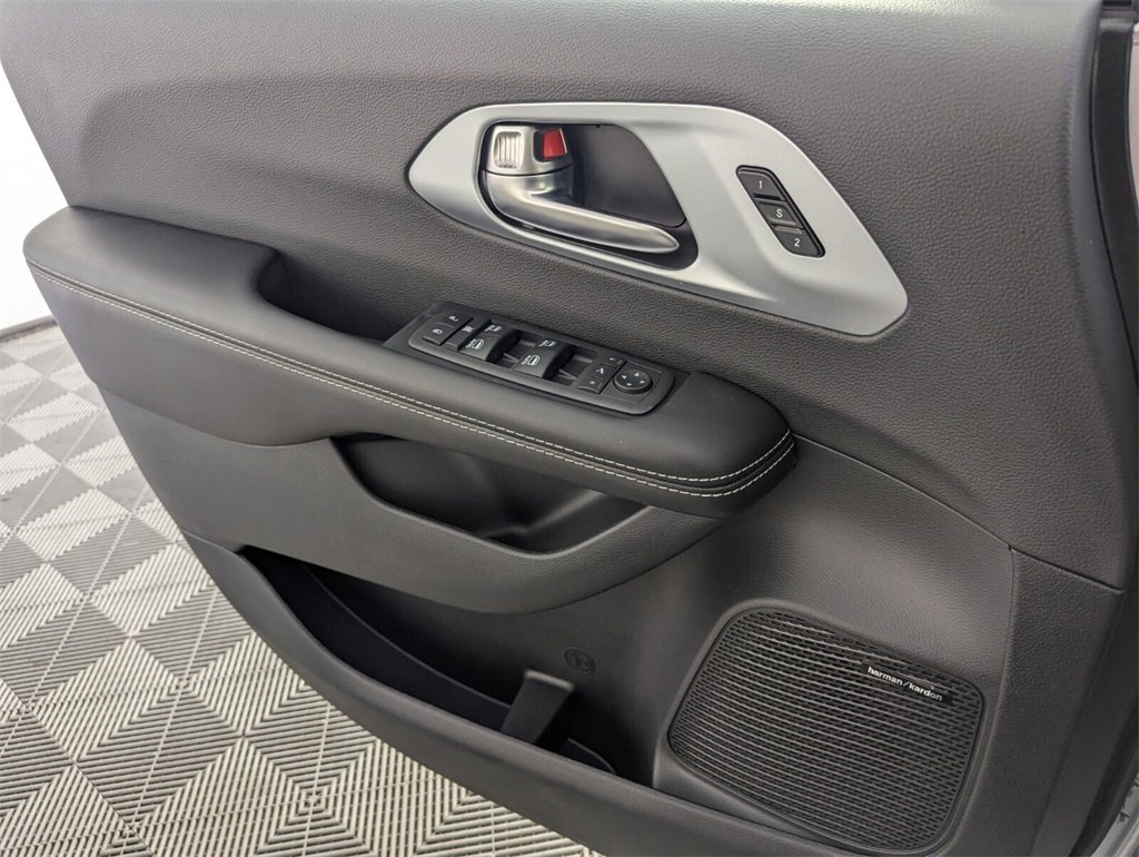 New 2026 Chrysler Pacifica Limited w/ Uconnect Theater Family Group image 28