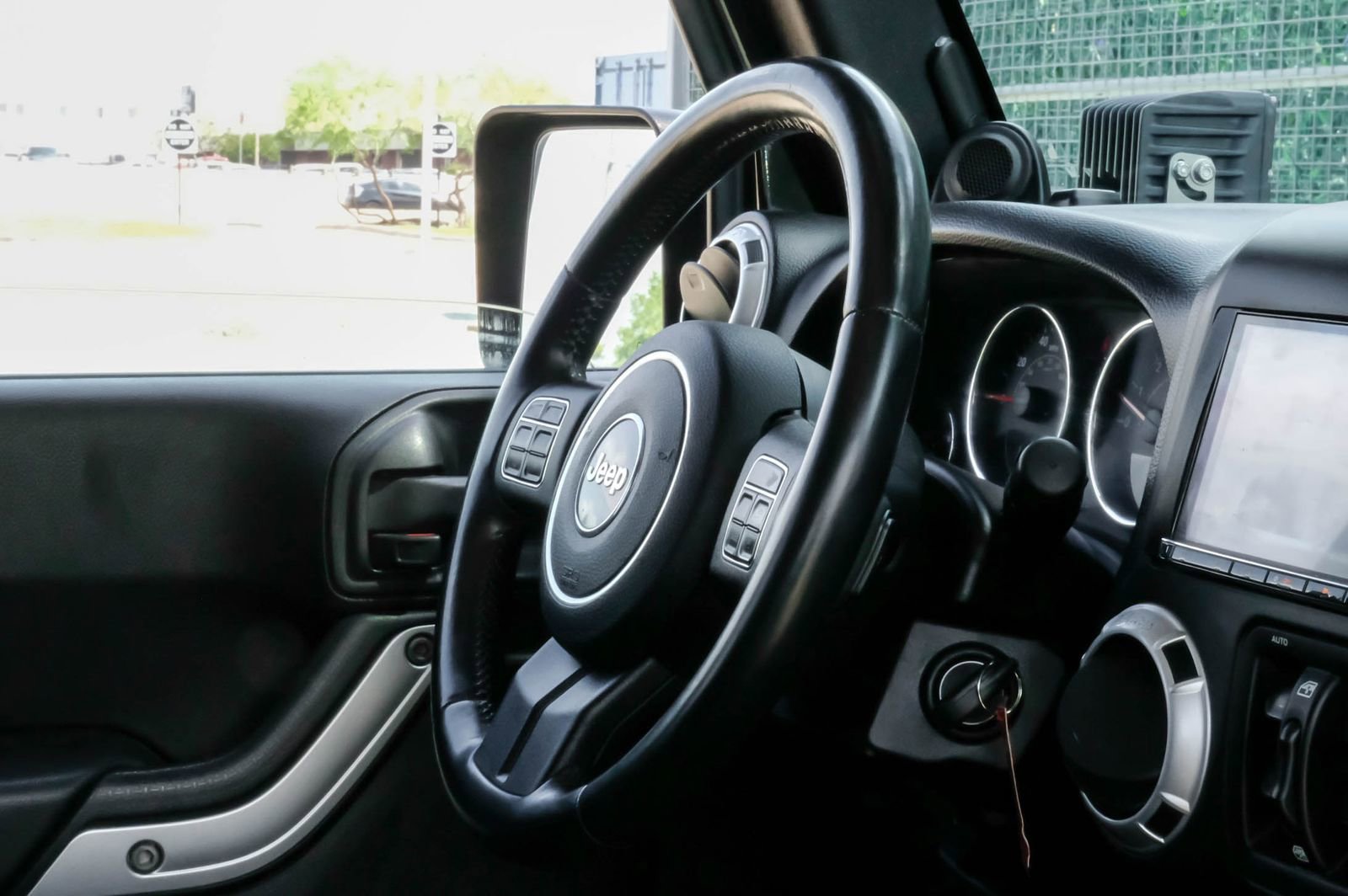 Used 2013 Jeep Wrangler Unlimited Rubicon w/ Connectivity Group AWD/4WD image 12