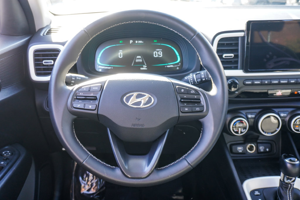 Used 2025 Hyundai Venue Limited FWD image 12