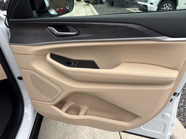 New 2025 Jeep Grand Cherokee Limited w/ Luxury Tech Group II image 35