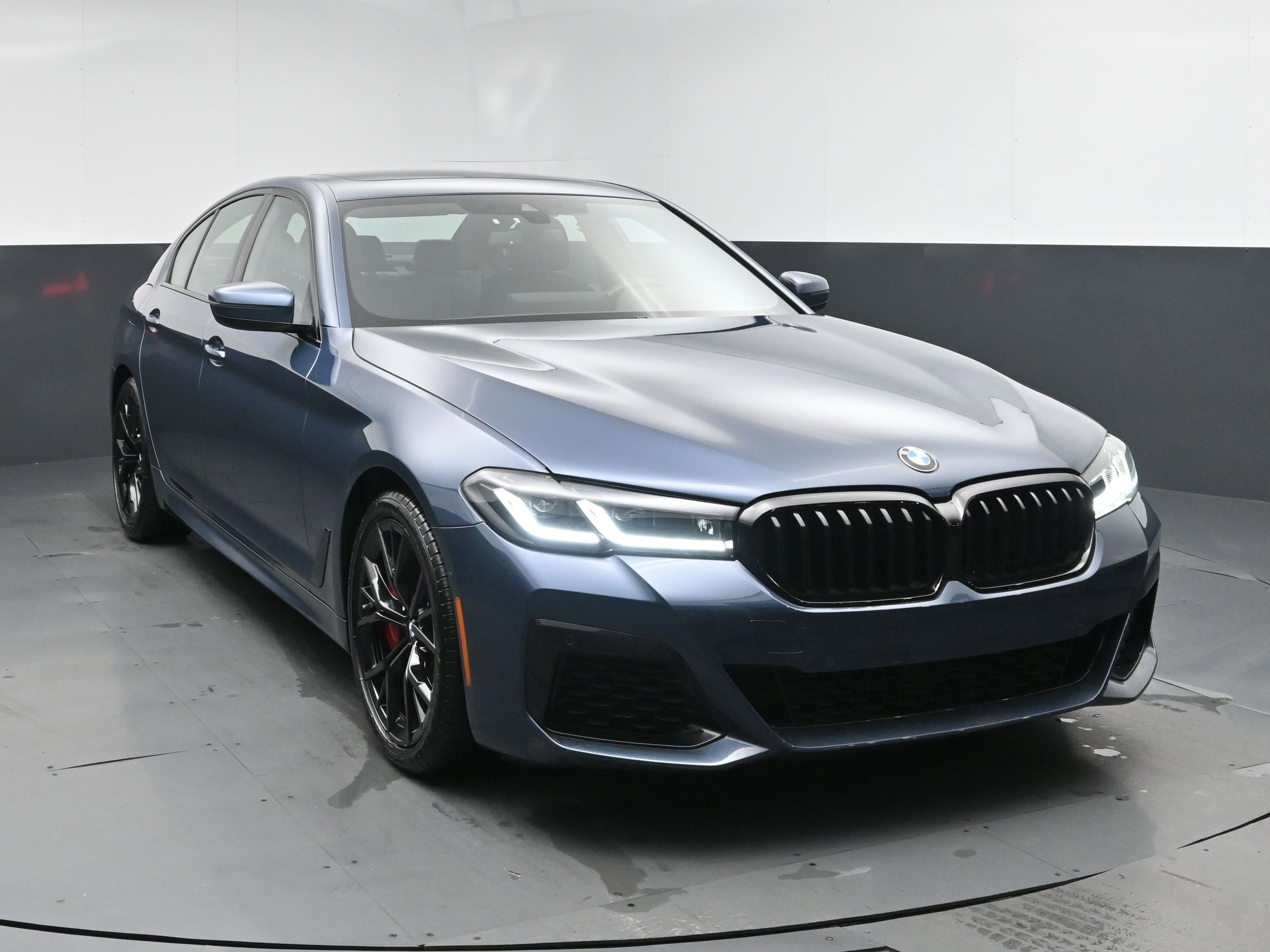 Used 2023 BMW 540i xDrive w/ M Sport Package image 2