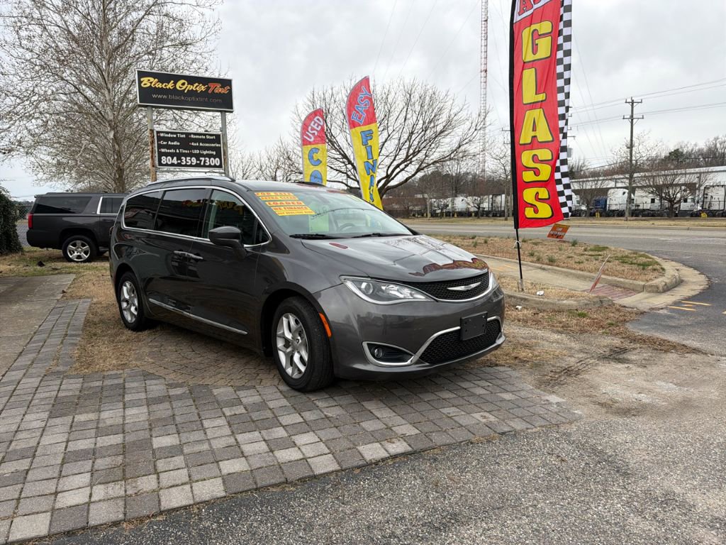 Used 2019 Chrysler Pacifica Touring-L w/ Tire & Wheel Group image 11