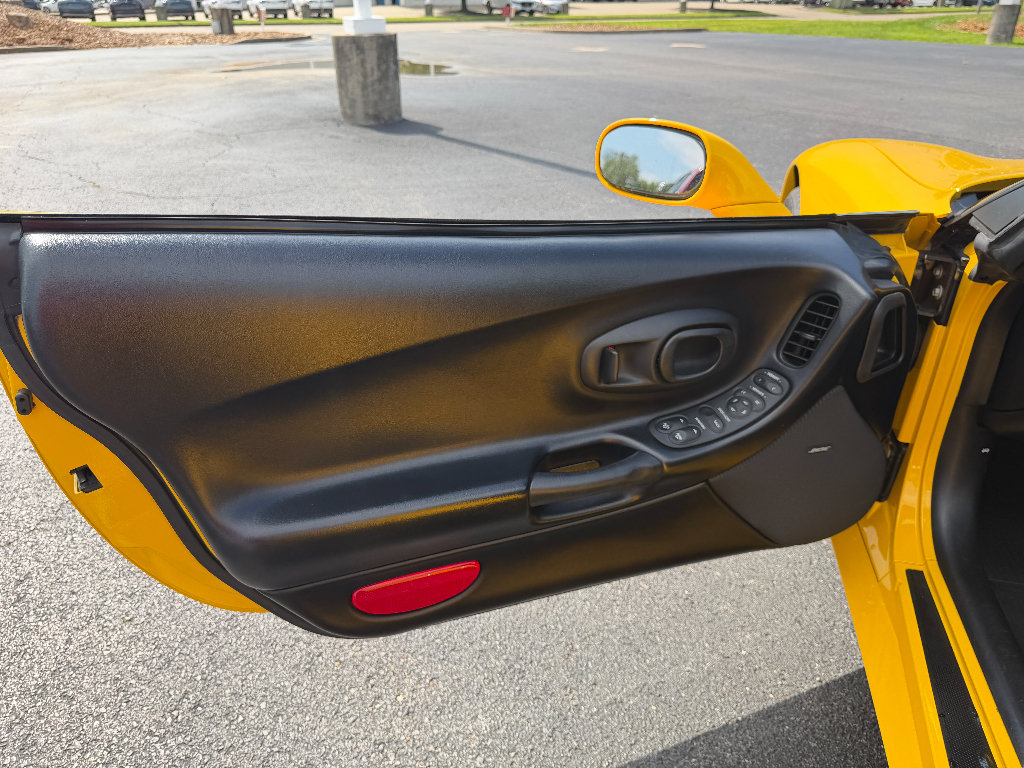 Used 2001 Chevrolet Corvette Convertible w/ Preferred Equipment Group2 RWD image 32