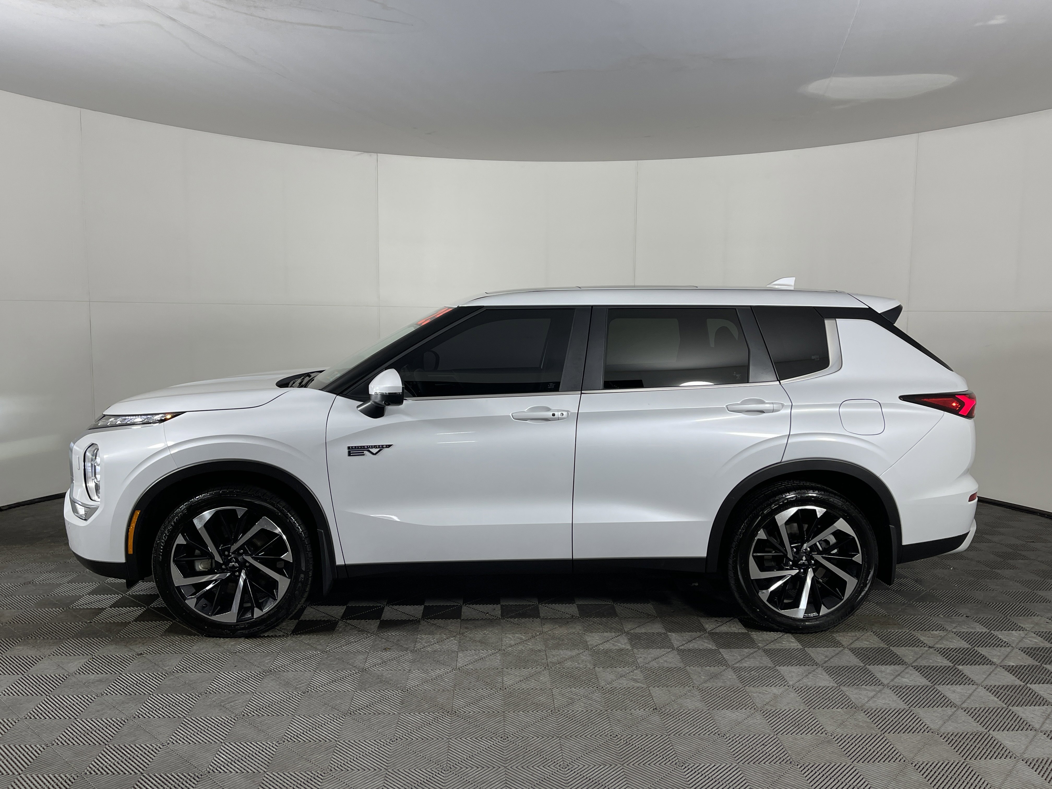 Used 2025 Mitsubishi Outlander SE image 3