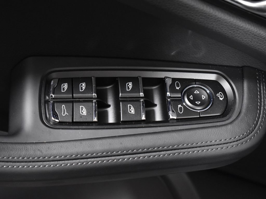 Used 2026 Porsche Macan AWD/4WD image 34