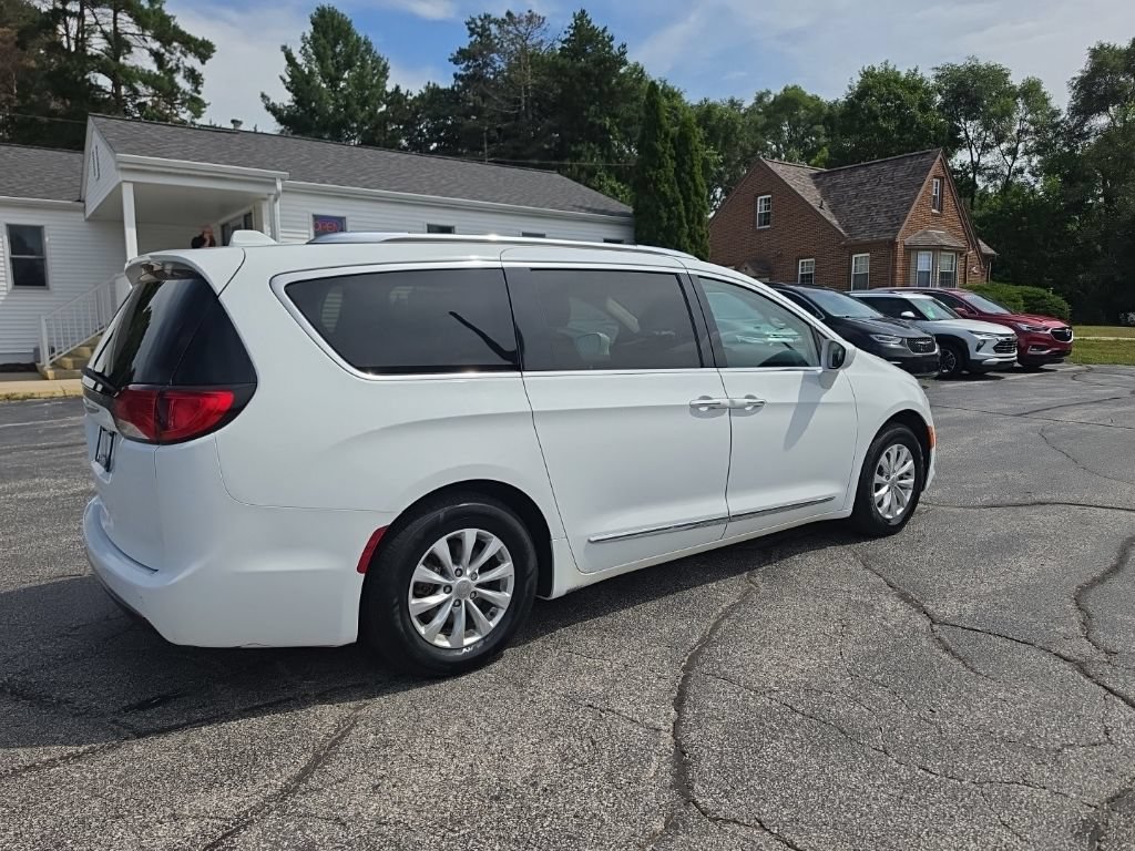 Used 2019 Chrysler Pacifica Touring-L FWD image 5