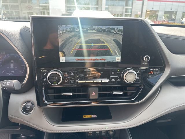 Used 2023 Toyota Highlander Limited FWD image 3