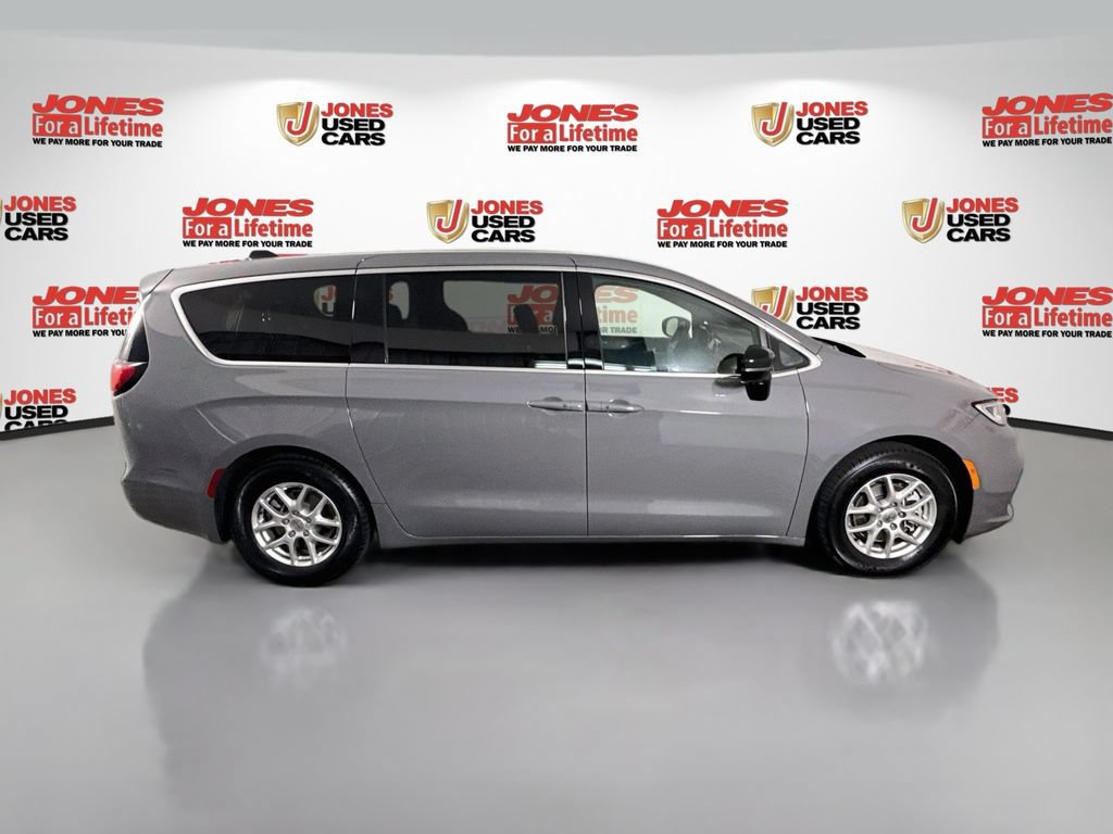 Used 2025 Chrysler Pacifica Select FWD image 18