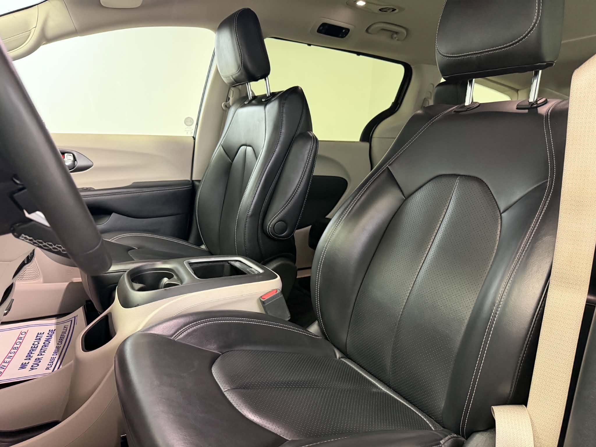 Used 2023 Chrysler Pacifica Touring-L FWD image 21