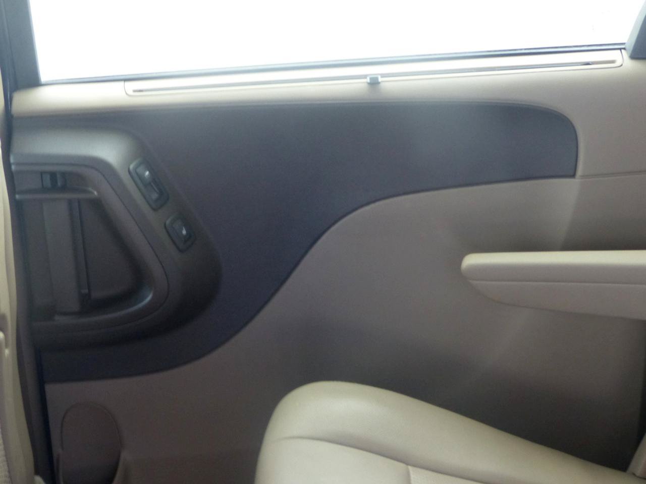 Used 2014 Chrysler Town & Country Touring-L w/ Driver Convenience Group FWD image 14