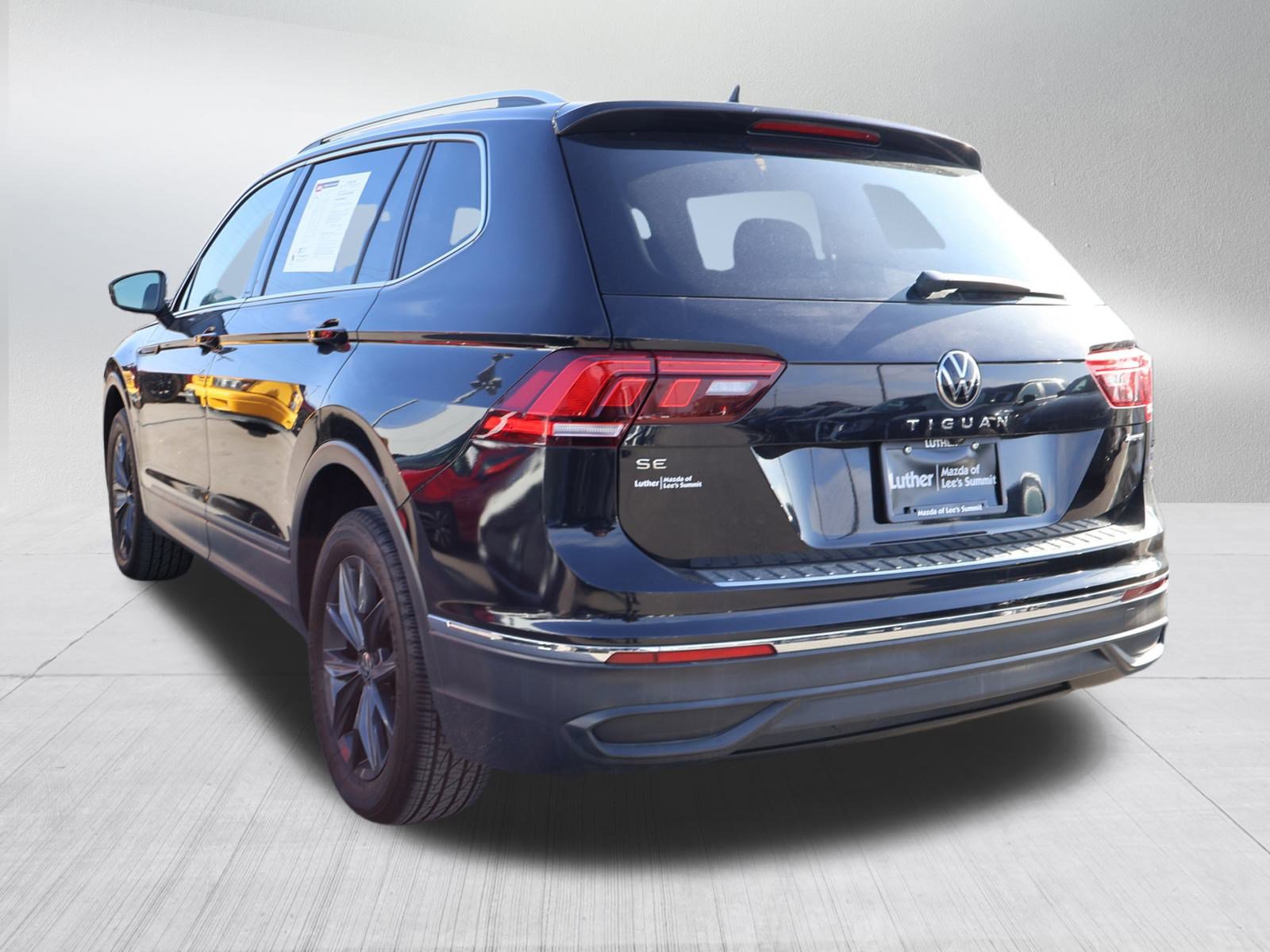 Used 2022 Volkswagen Tiguan SE w/ Panoramic Sunroof Package image 5