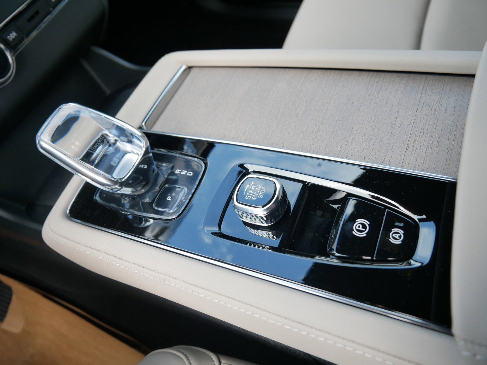 New 2026 Volvo XC90 B6 Plus w/ Protection Package Premier image 9