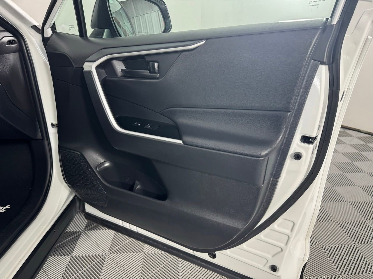 Used 2025 Toyota RAV4 LE image 27