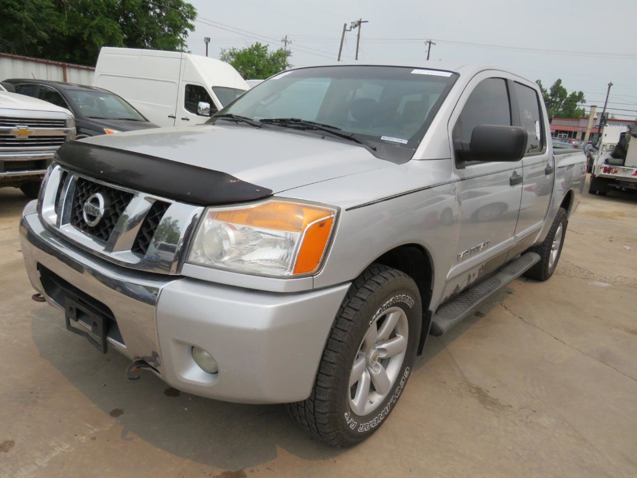 Used 2015 Nissan Titan SV w/ Tow Package AWD/4WD image 1