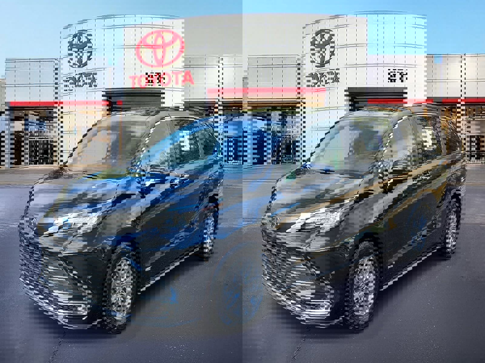 Used 2021 Toyota Sienna XLE w/ XLE Plus Package image 1