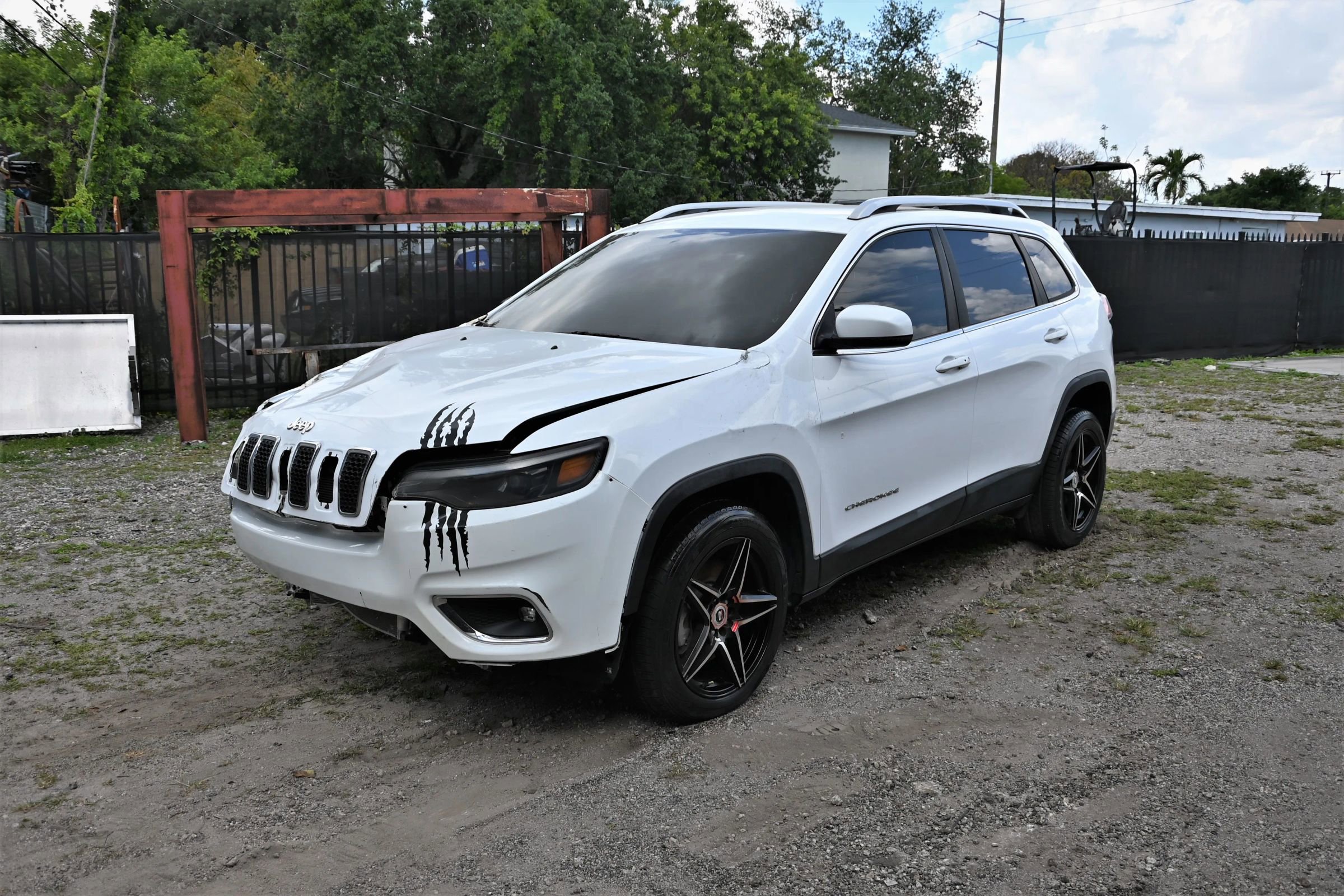 Used 2019 Jeep Cherokee Limited FWD image 1