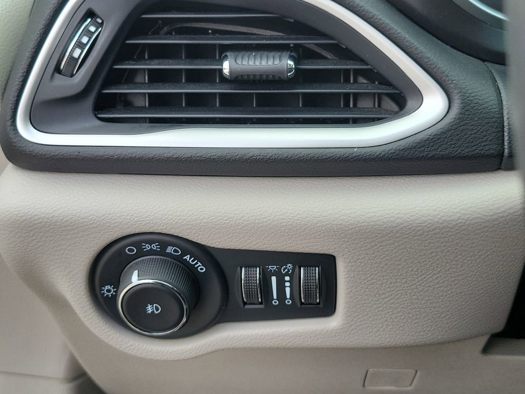 Used 2024 Chrysler Pacifica Touring-L FWD image 30