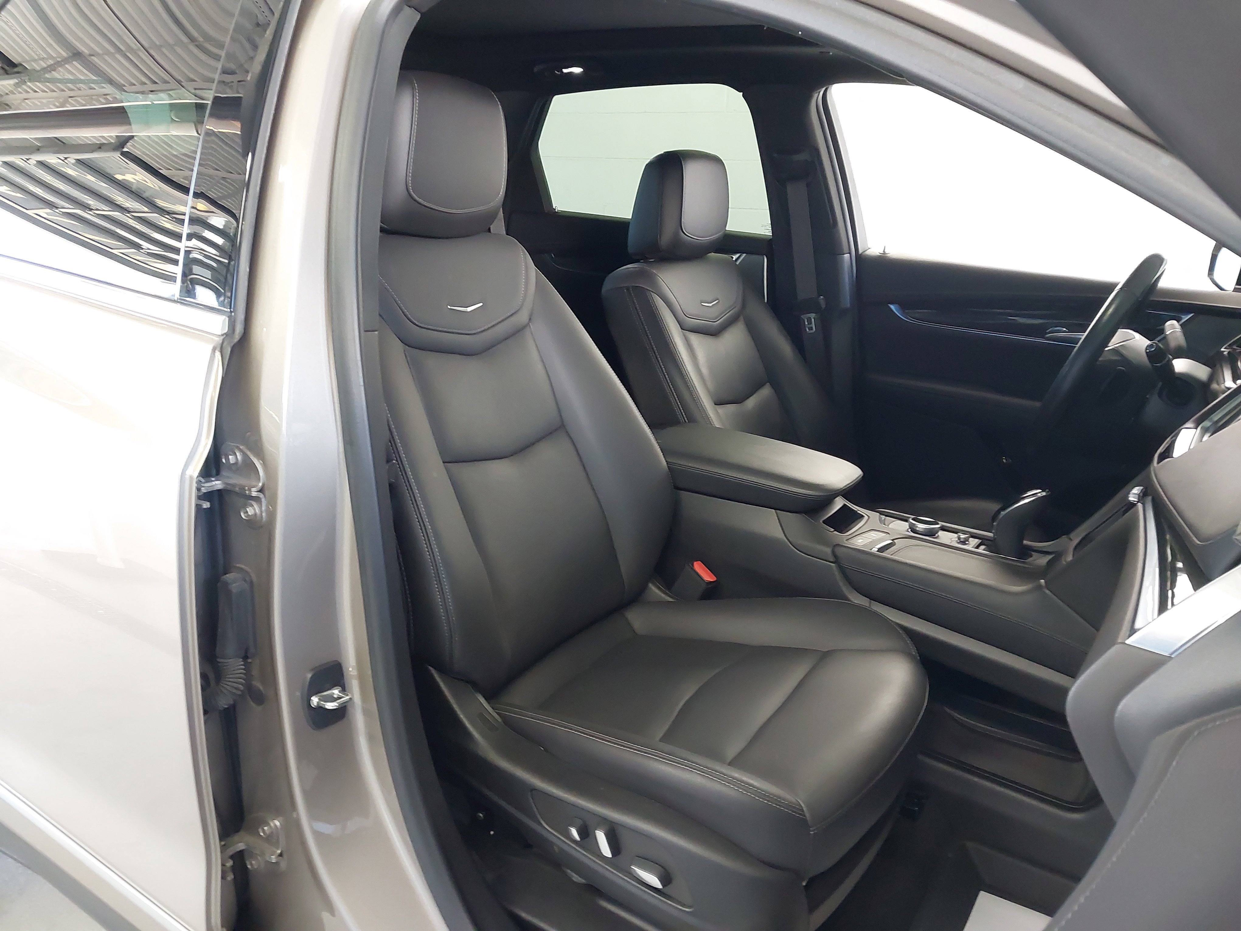 Used 2022 Cadillac XT5 Premium Luxury w/ LPO, Floor Liner Package image 28