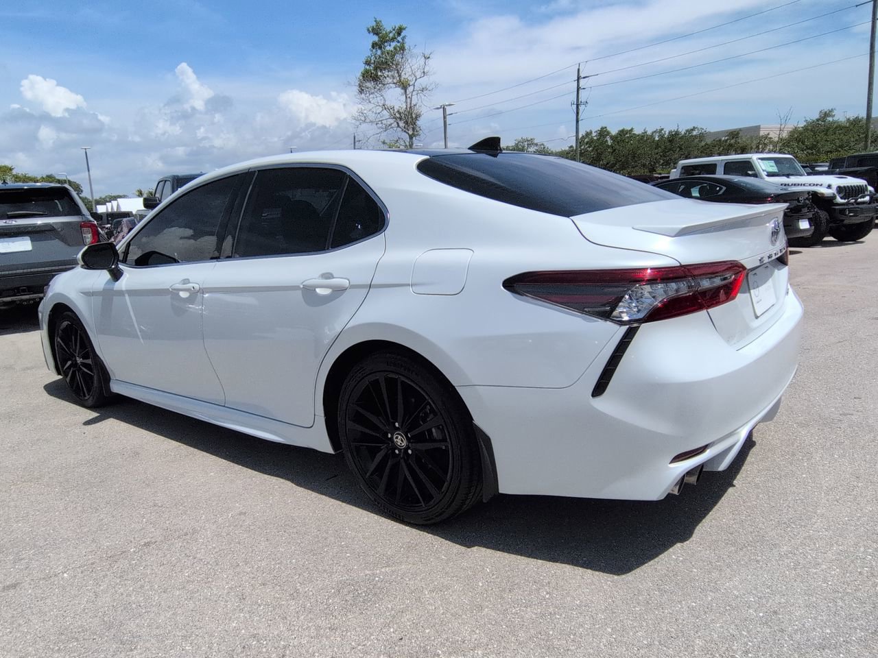 Used 2022 Toyota Camry XSE FWD image 7