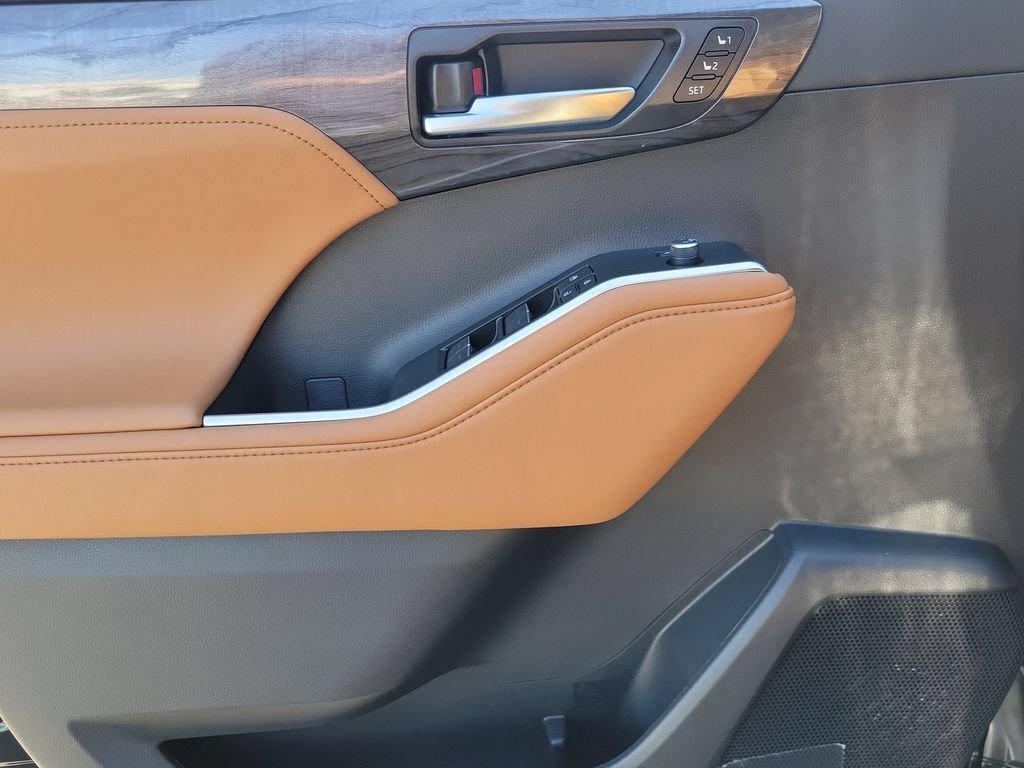 New 2026 Toyota Highlander AWD image 21