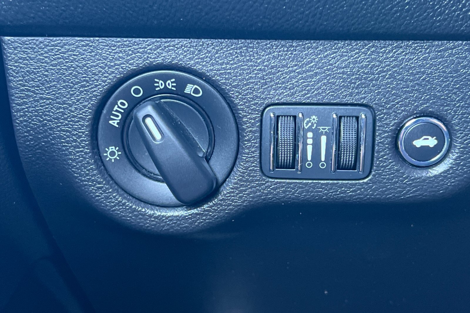 Used 2016 Dodge Challenger SXT RWD image 29