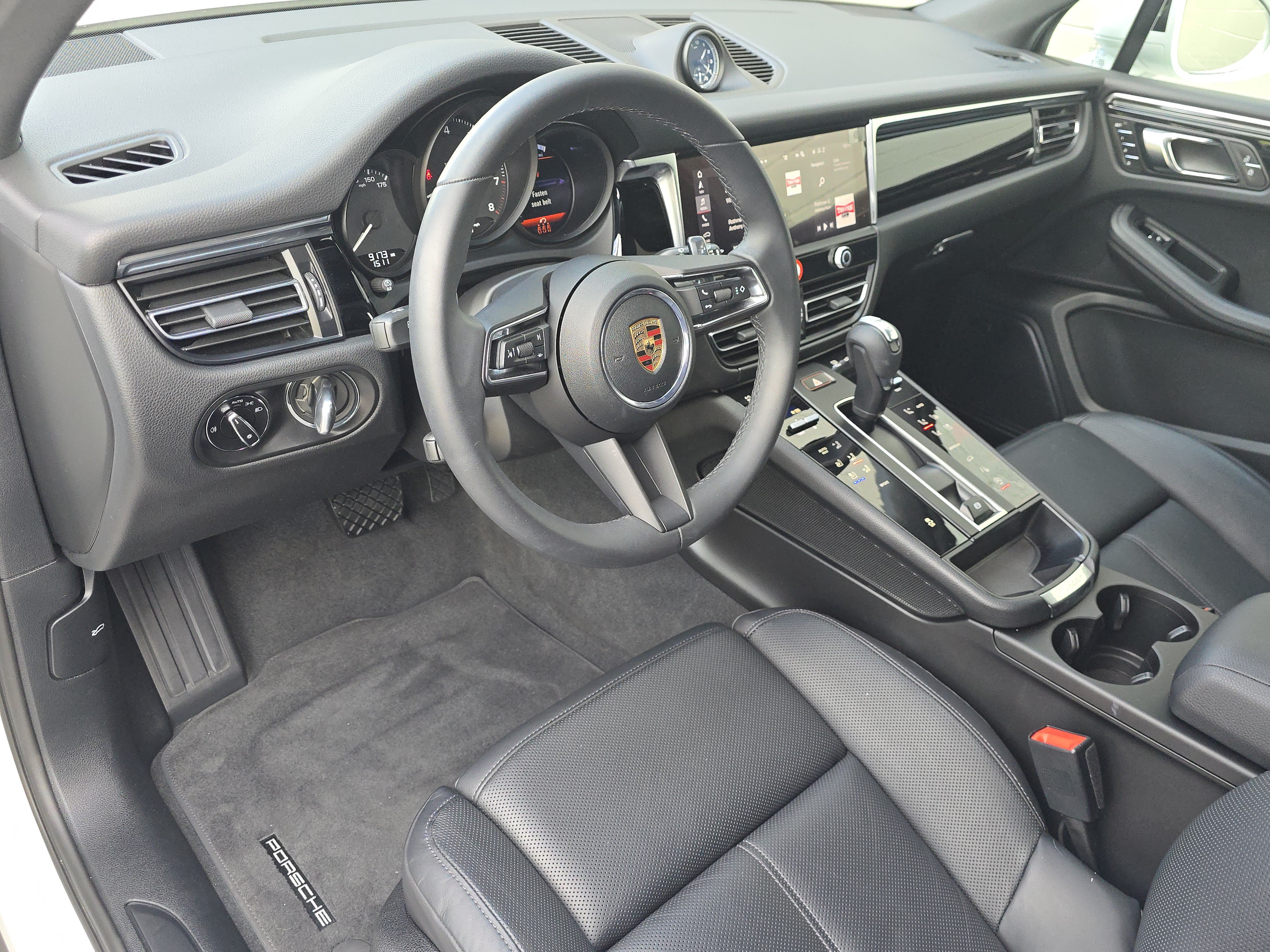 Certified 2025 Porsche Macan AWD/4WD image 4