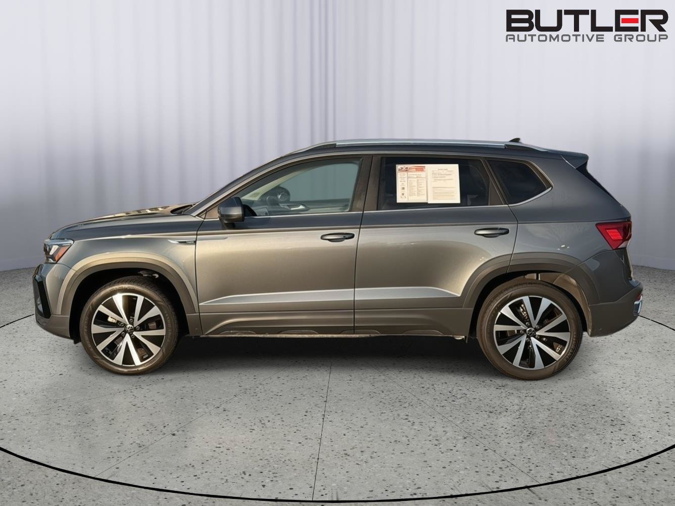 Used 2023 Volkswagen Taos SE FWD image 3