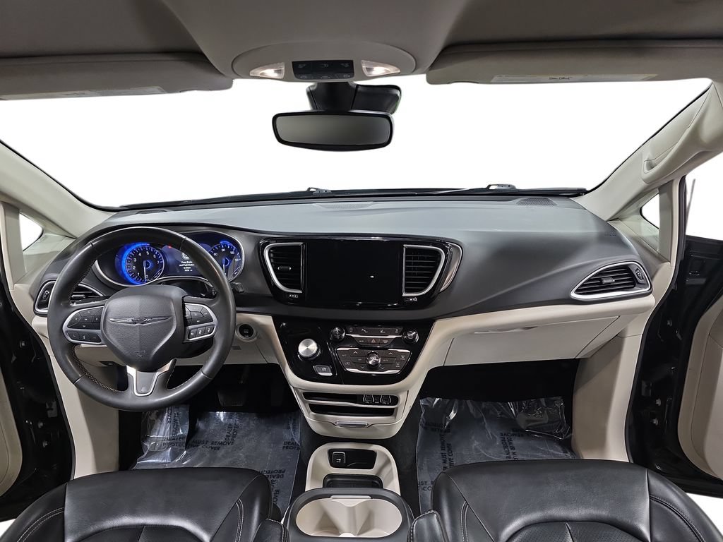 Used 2023 Chrysler Pacifica Touring-L FWD image 9