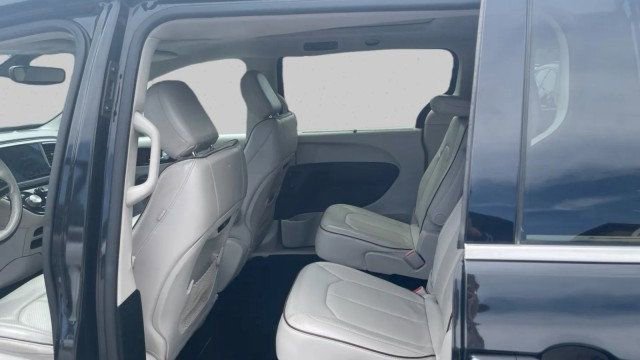 Used 2020 Chrysler Pacifica Limited FWD image 13