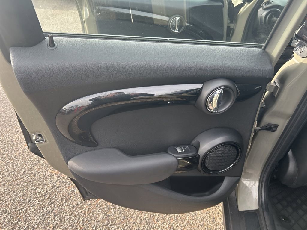 Used 2019 MINI Cooper 4-Door Hardtop image 16