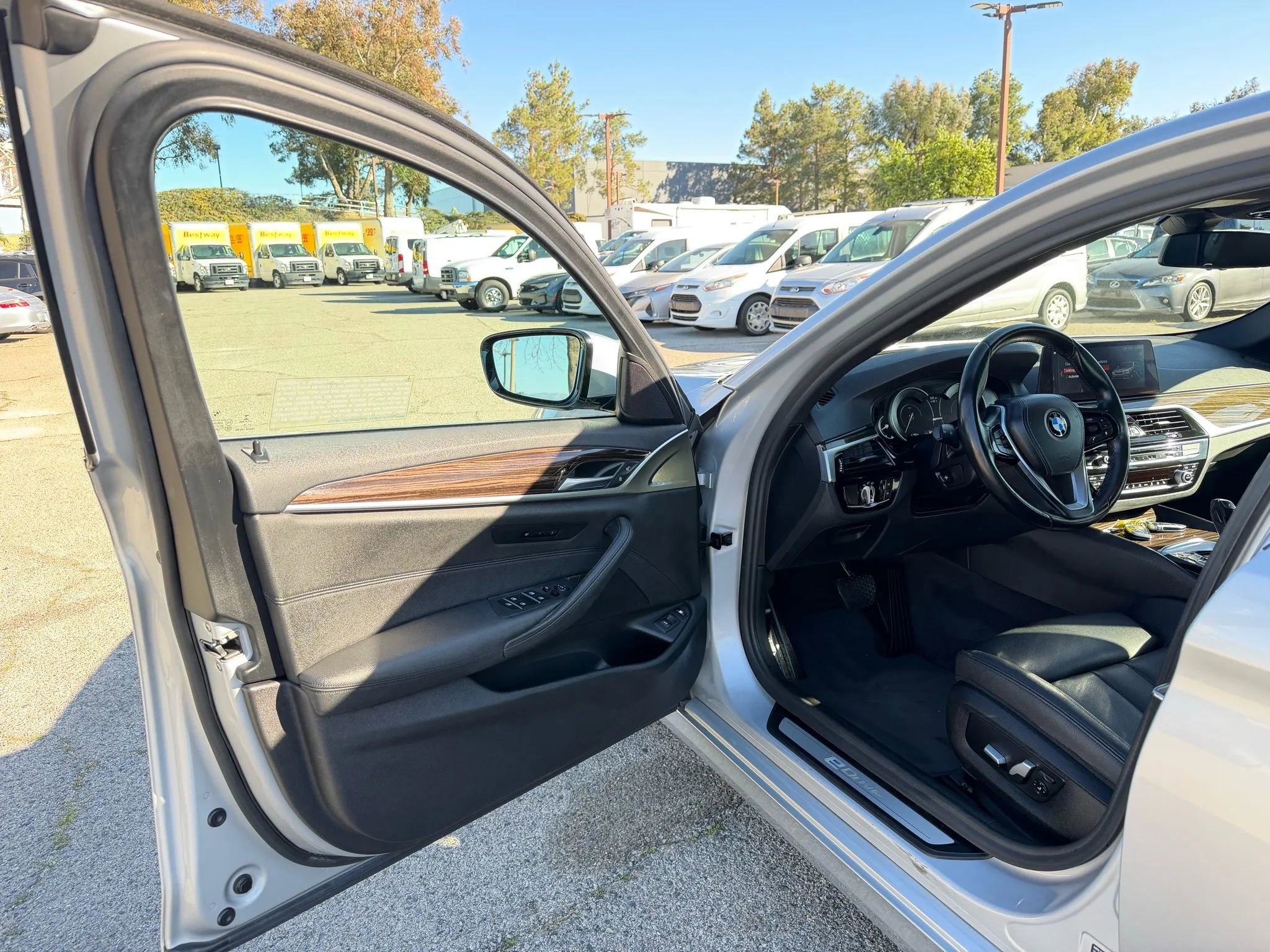 Used 2019 BMW 530e w/ Premium Package image 9