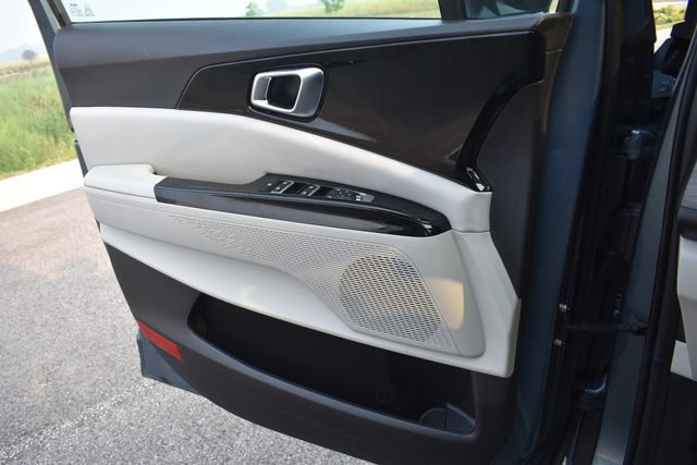 Certified 2023 Kia Carnival EX FWD image 34