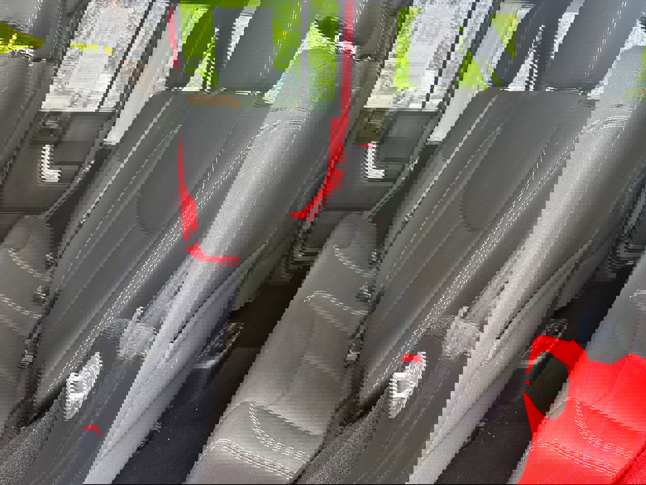 Used 2015 Jeep Wrangler Unlimited Rubicon w/ Connectivity Group AWD/4WD image 8