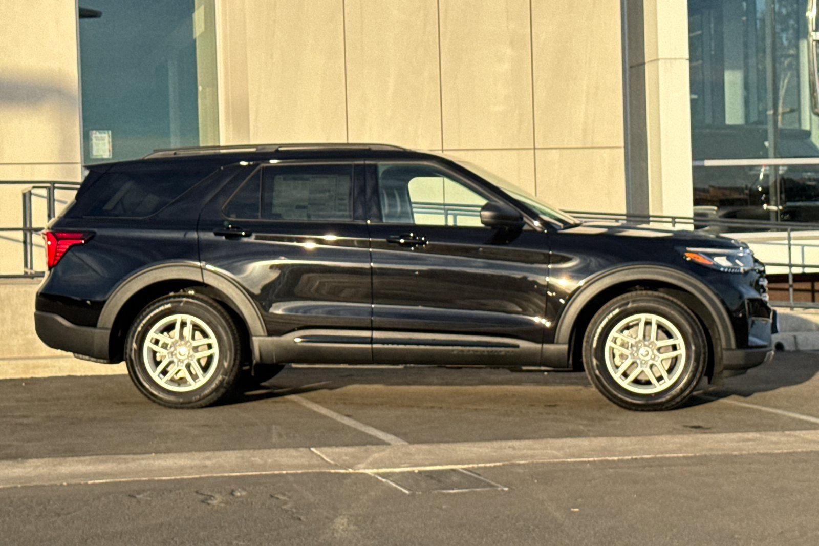 New 2026 Ford Explorer Active w/ Active Comfort Package image 2
